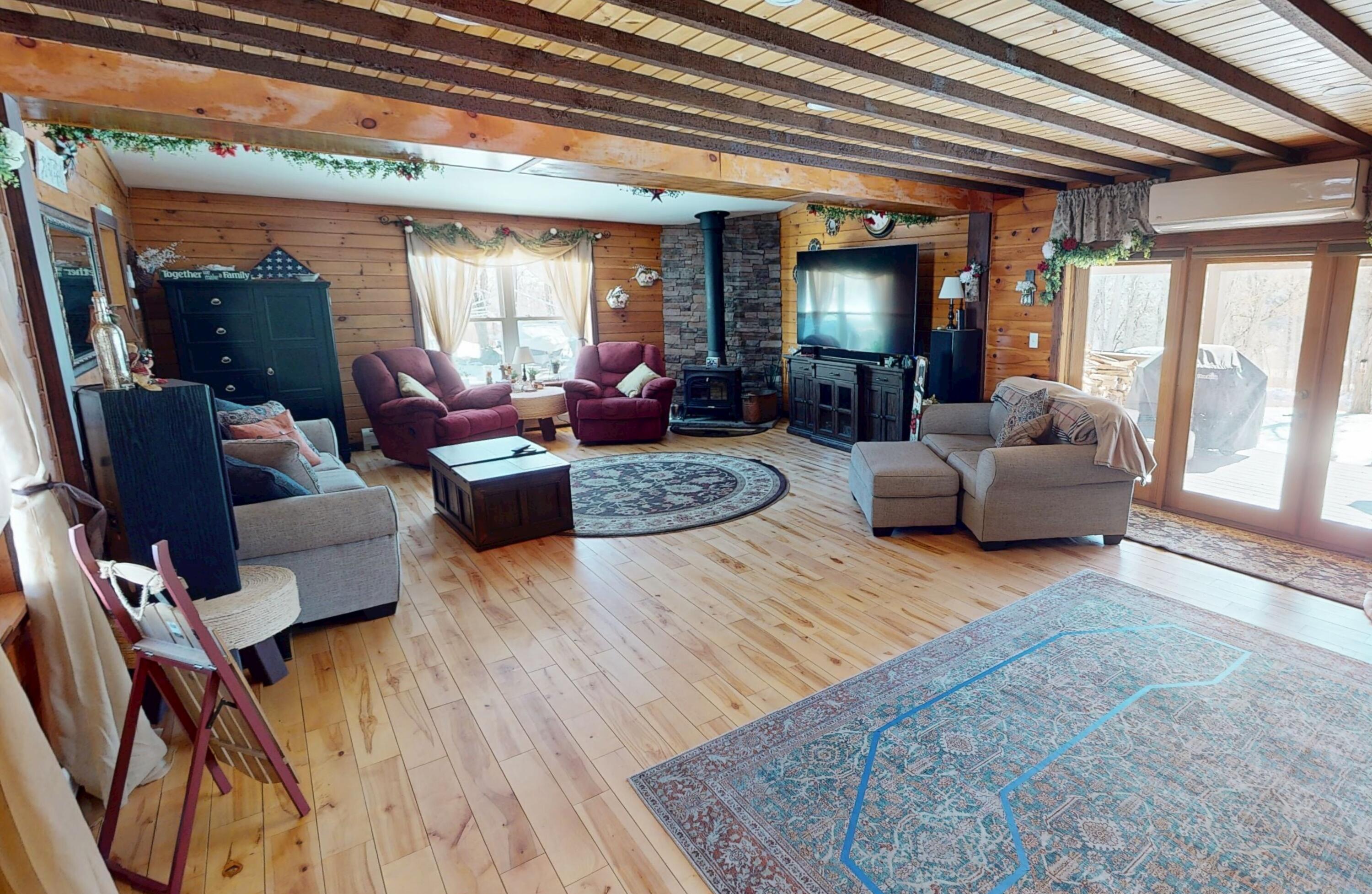 Image 3: Living Room