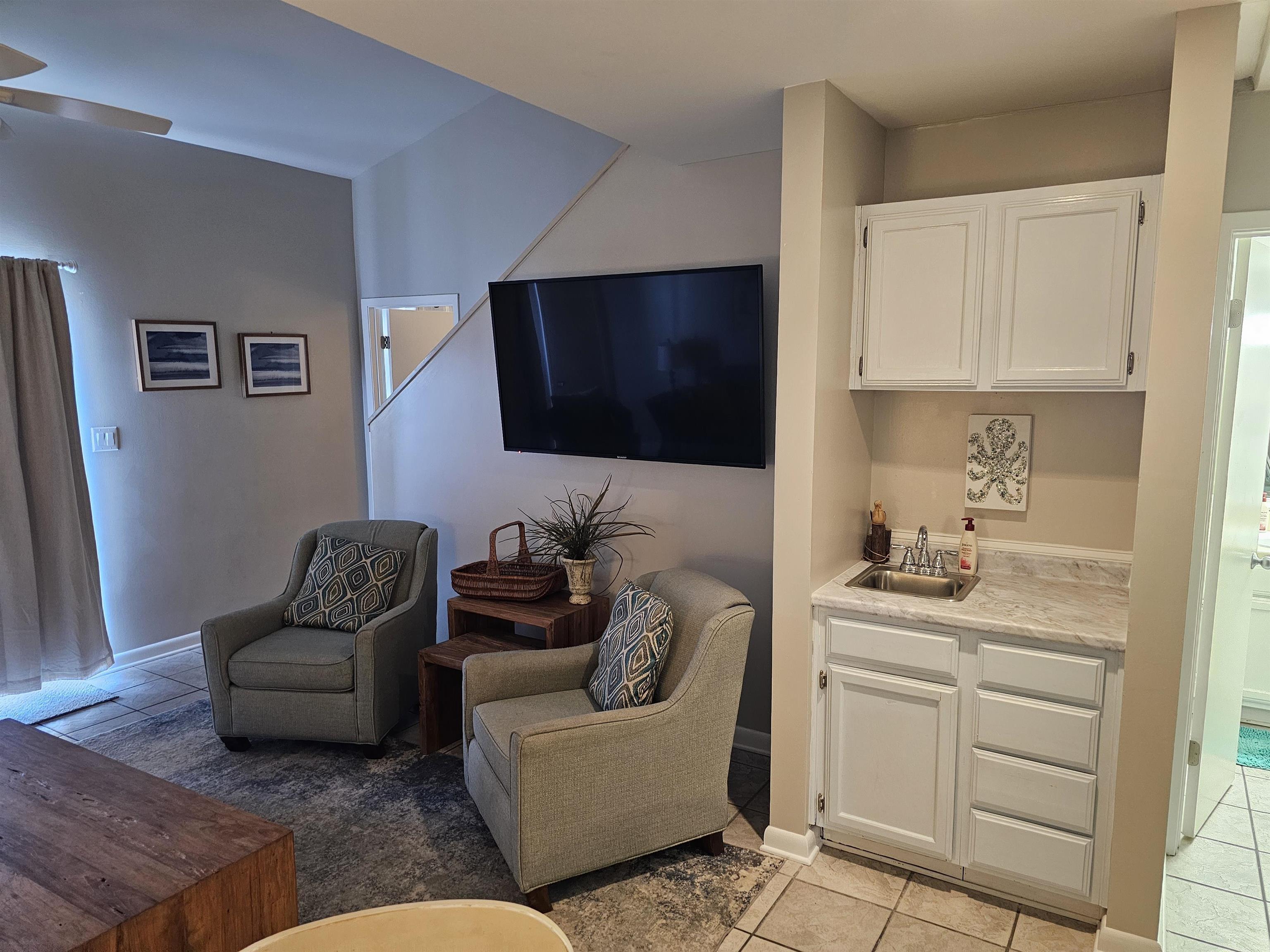 Image 3: Living Room