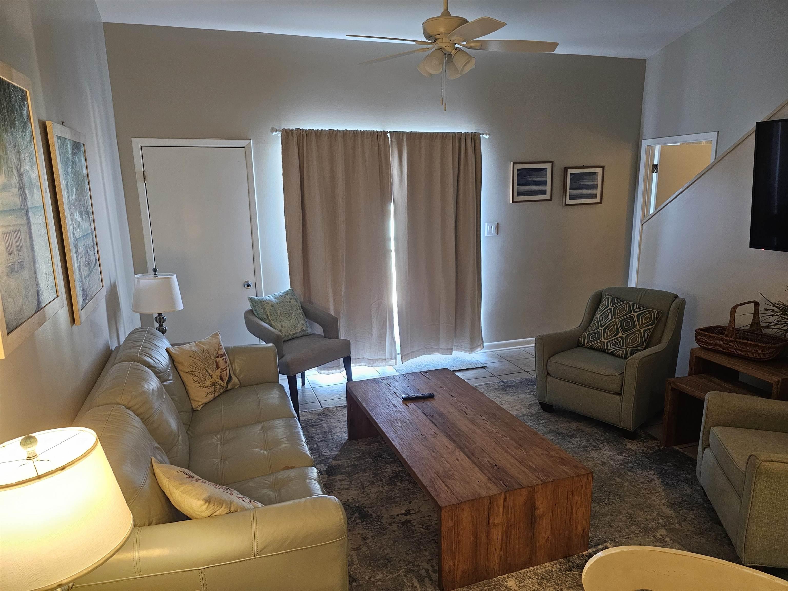 Image 4: Living Room