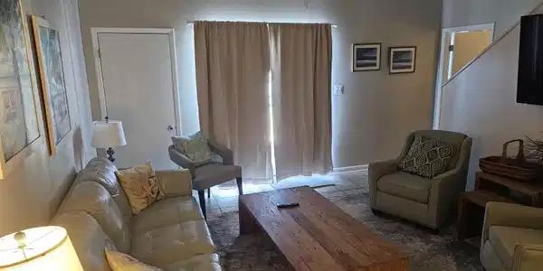 Image 4: Living Room