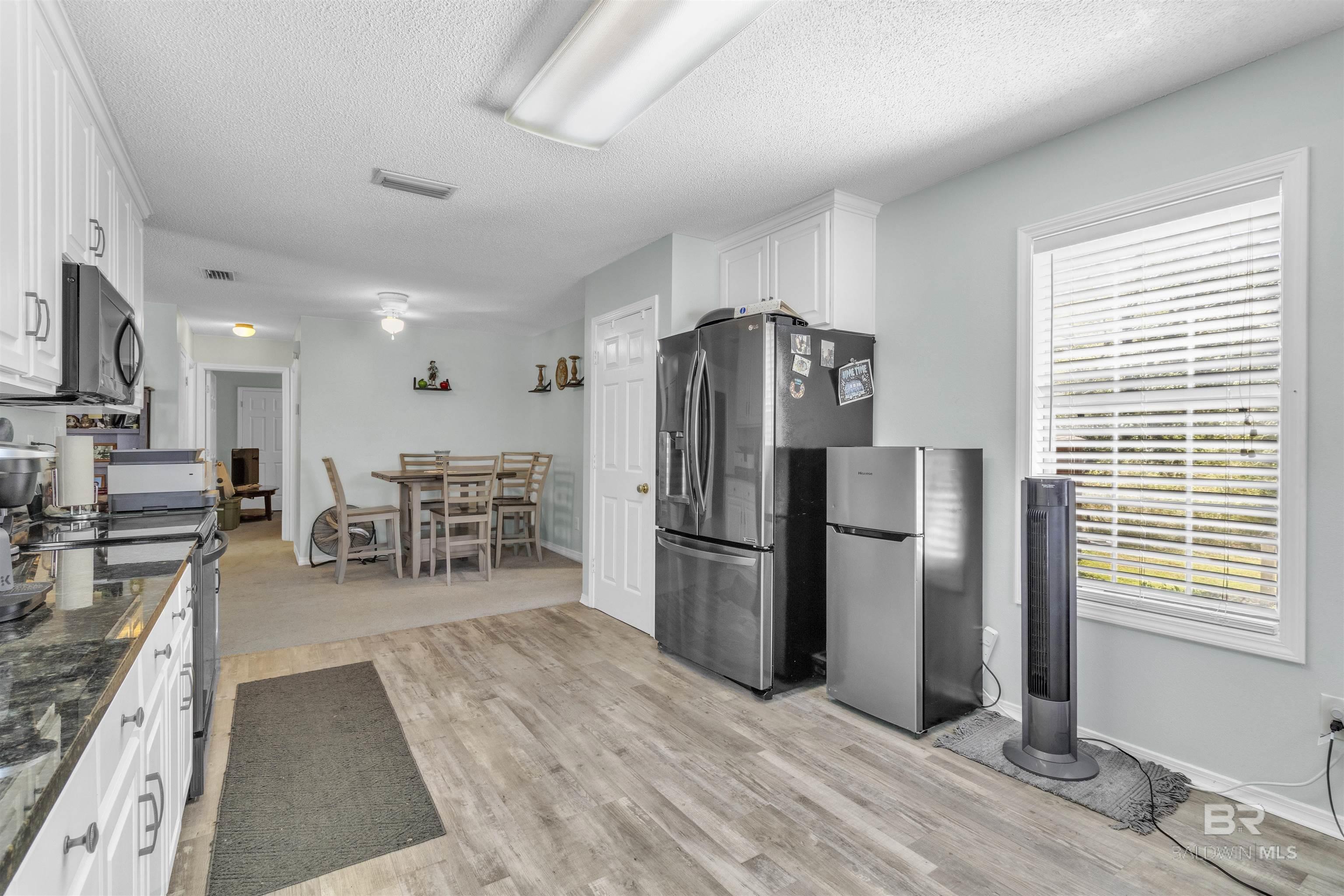 Image 4: Kitchen