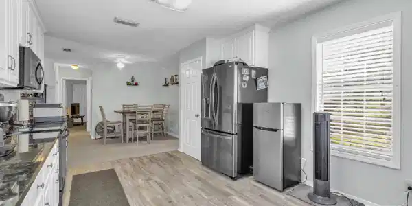 Image 4: Kitchen