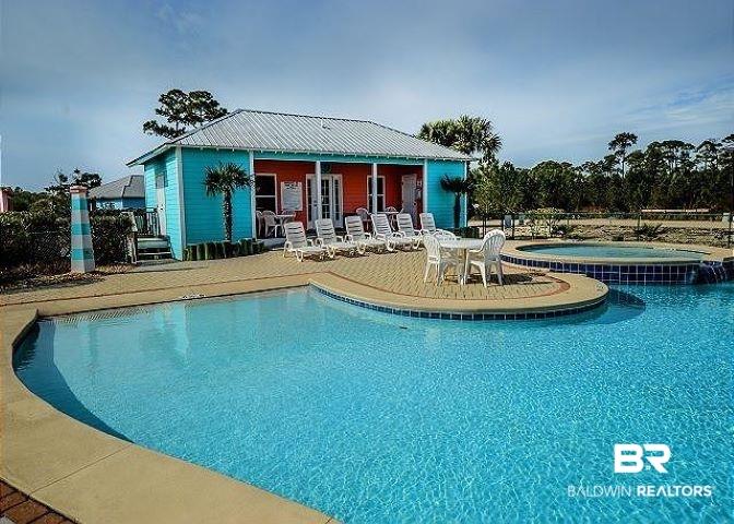 Image 2: Zero Entry Pool w/ Clubhouse & Kiddie Pool