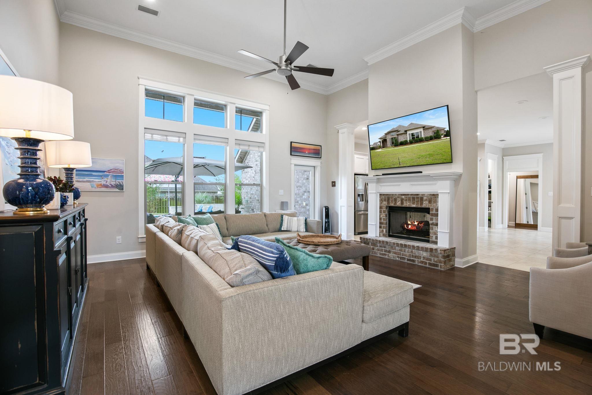 Image 4: Living Room