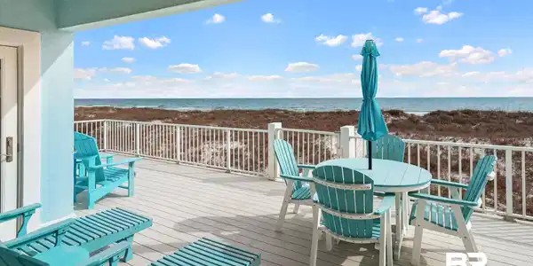 Image 3: Large deck