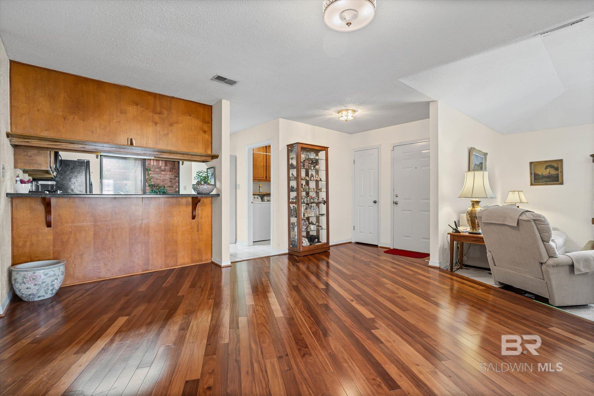 Image 4: Living Room