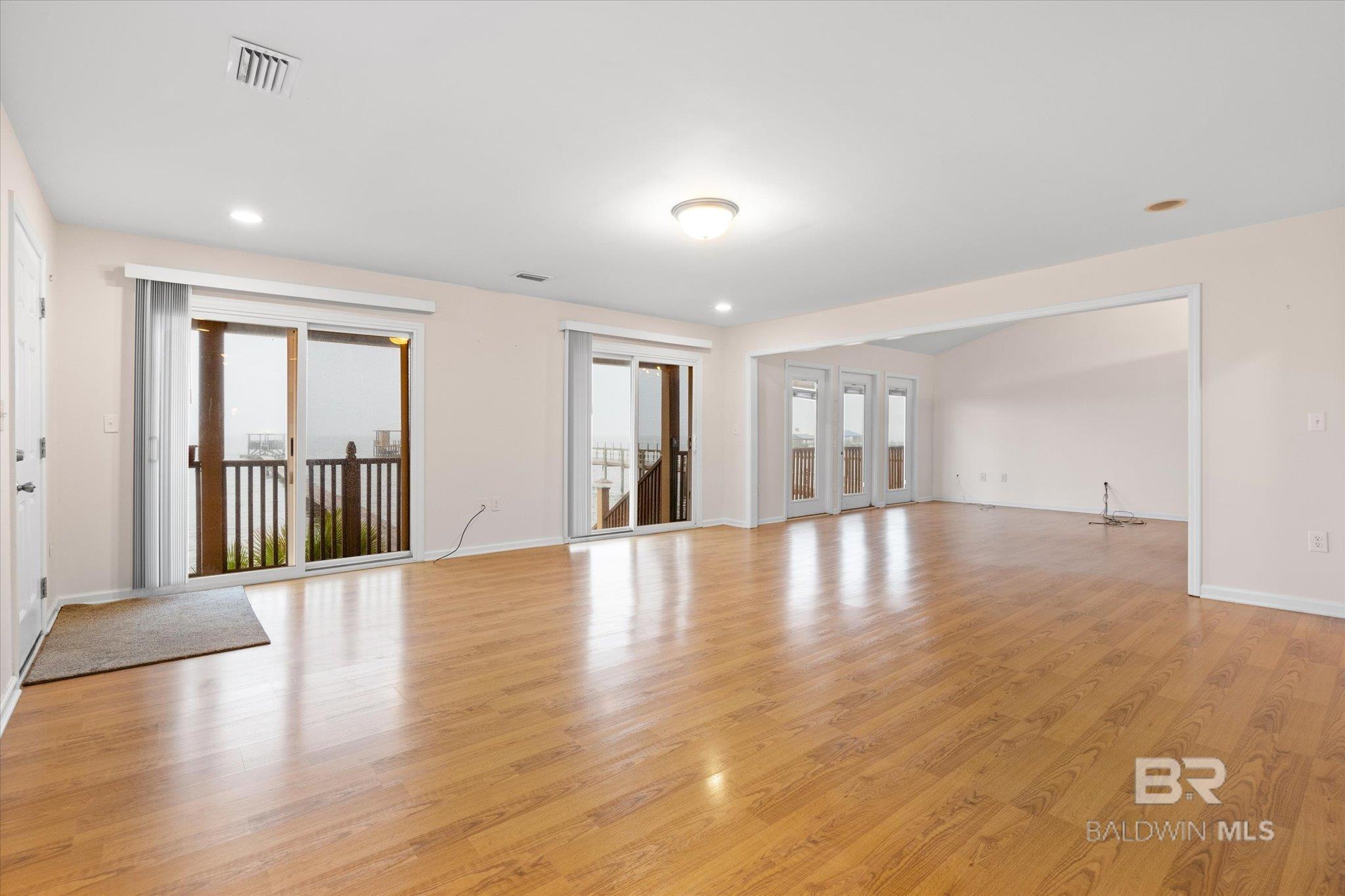 Image 4: Living Room