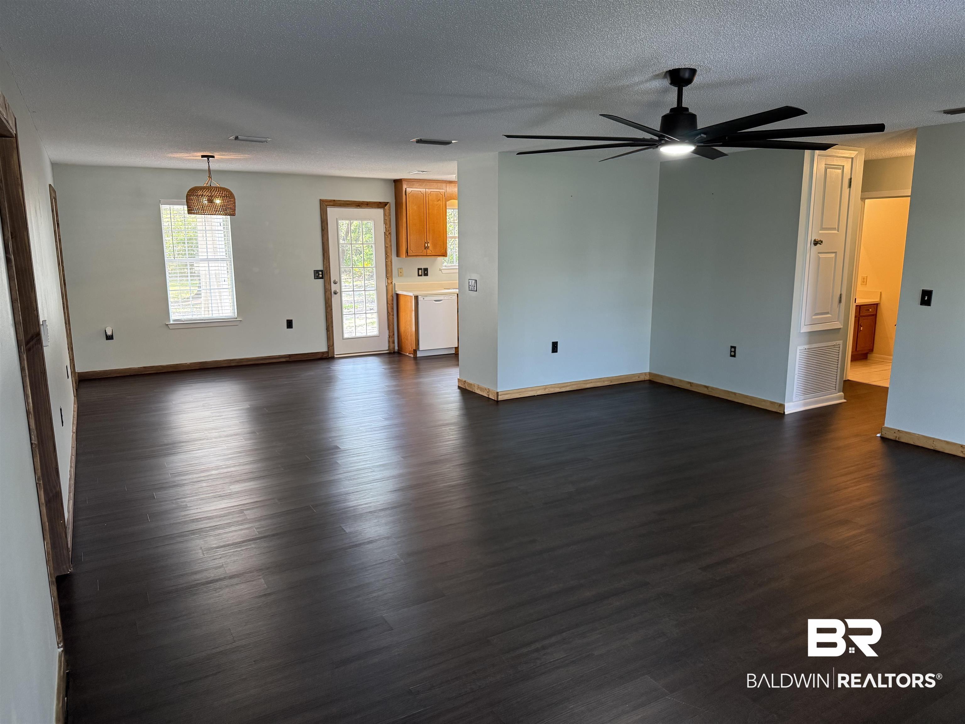 Image 3: LivingRoom/Dining Room
