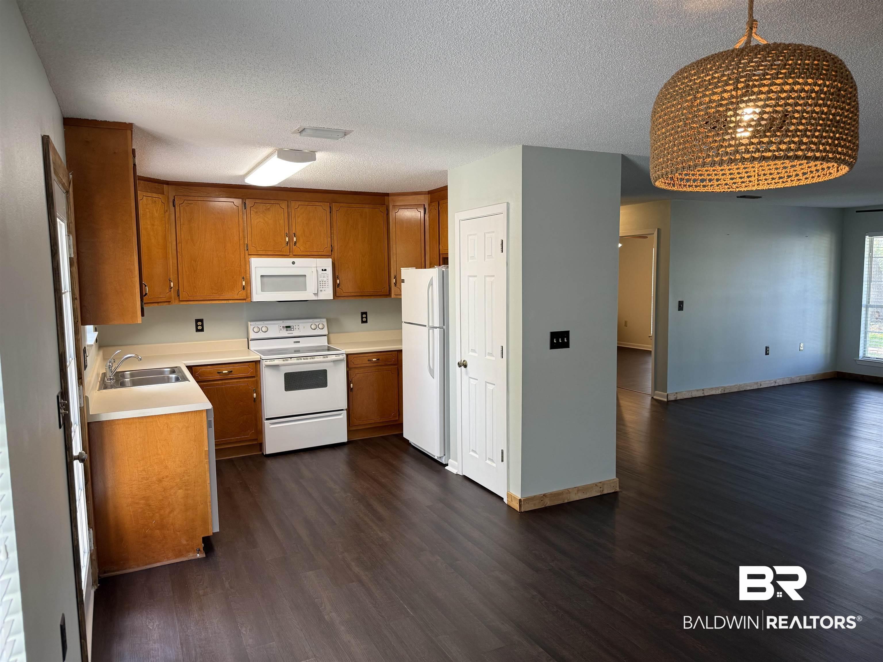 Image 4: Kitchen
