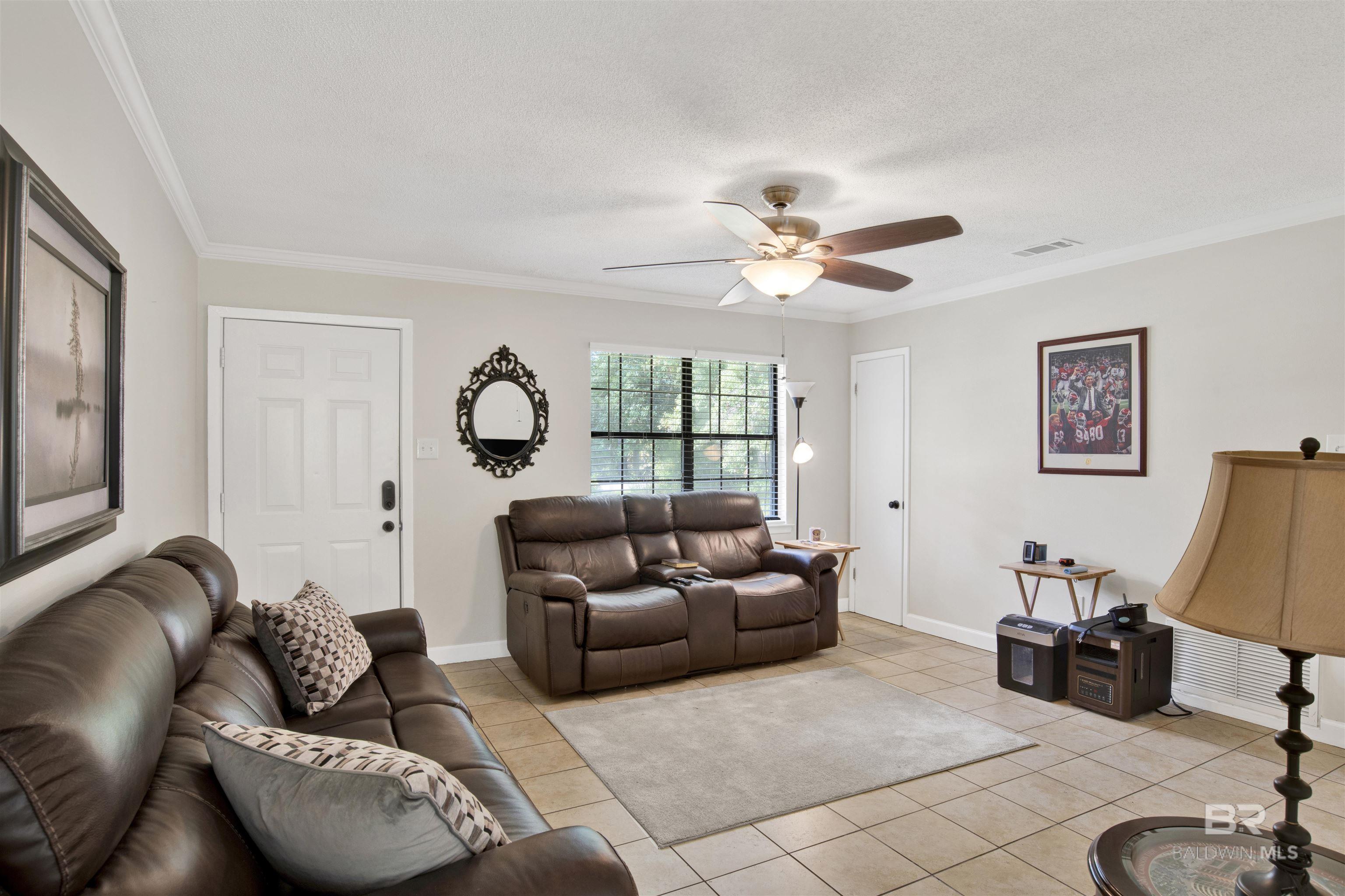 Image 3: SIDE A LIVING ROOM