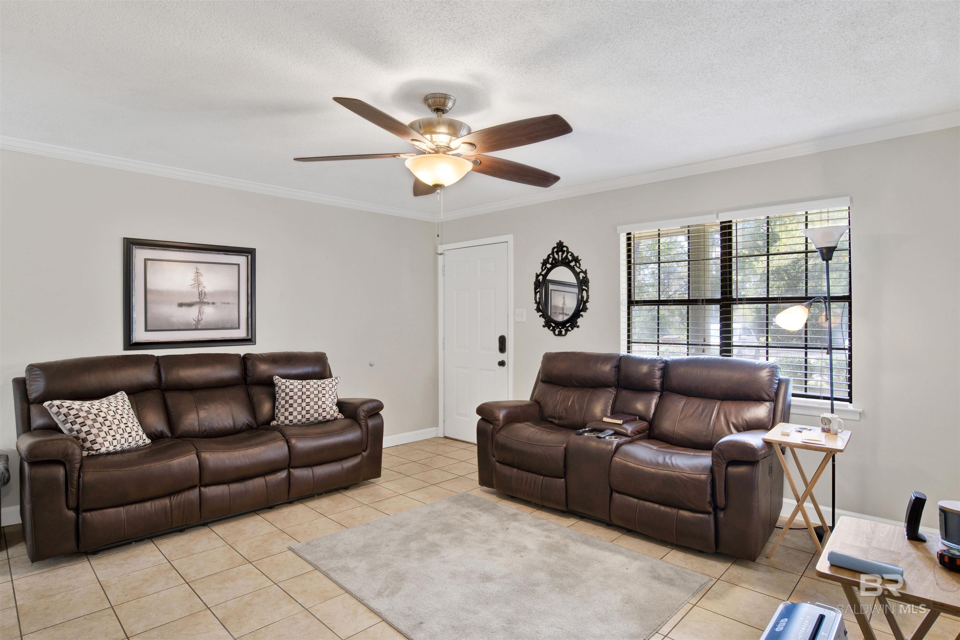 Image 4: SIDE A LIVING ROOM