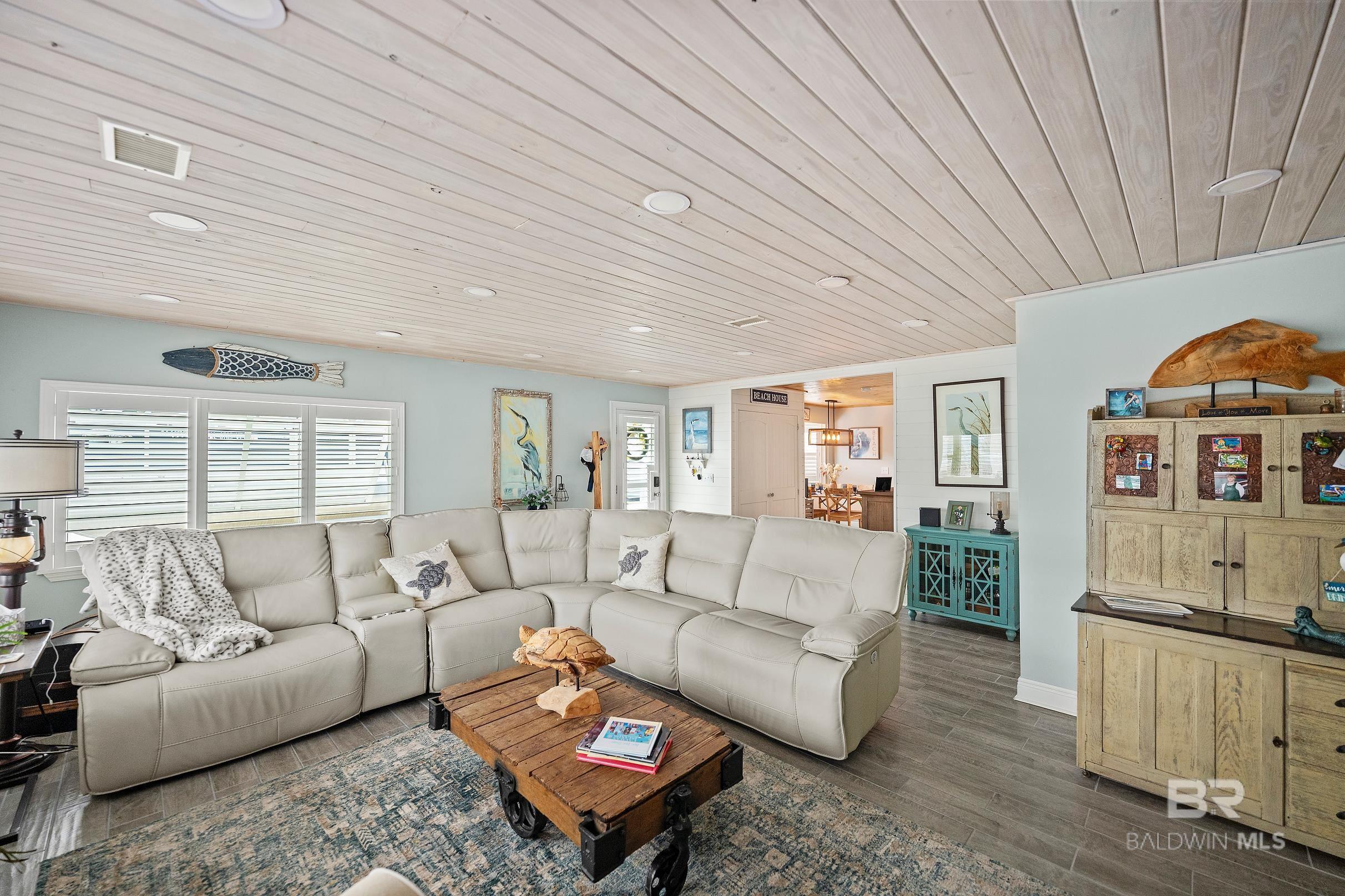 Image 4: Living Room