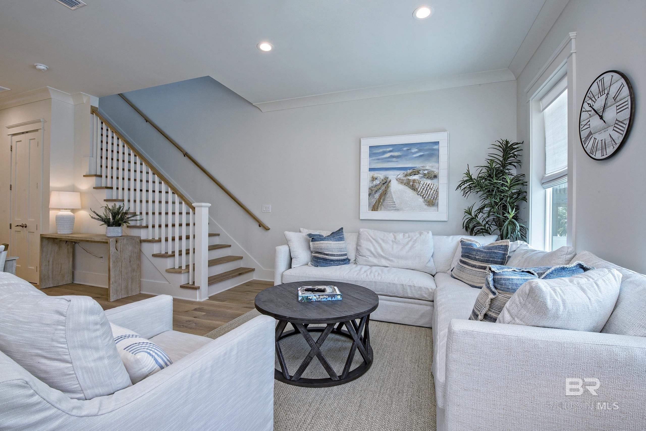 Image 4: Living Room