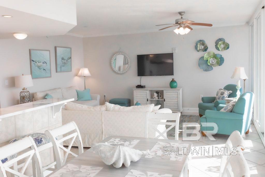 Image 4: Living Room