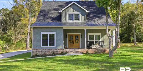 711 Deer Avenue