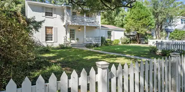 Image 3: Picket Fence