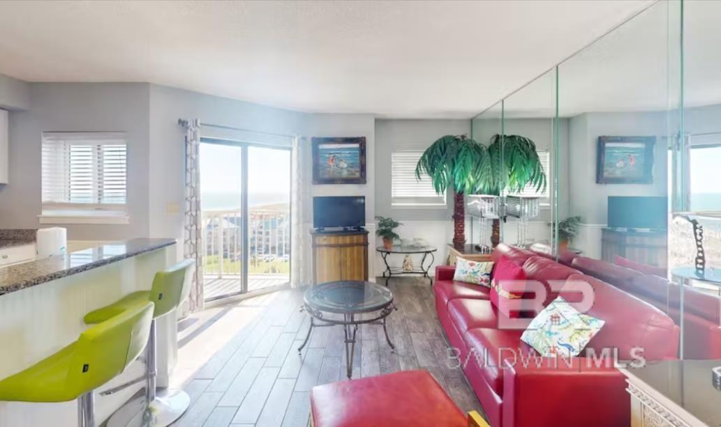 Image 4: Living Room