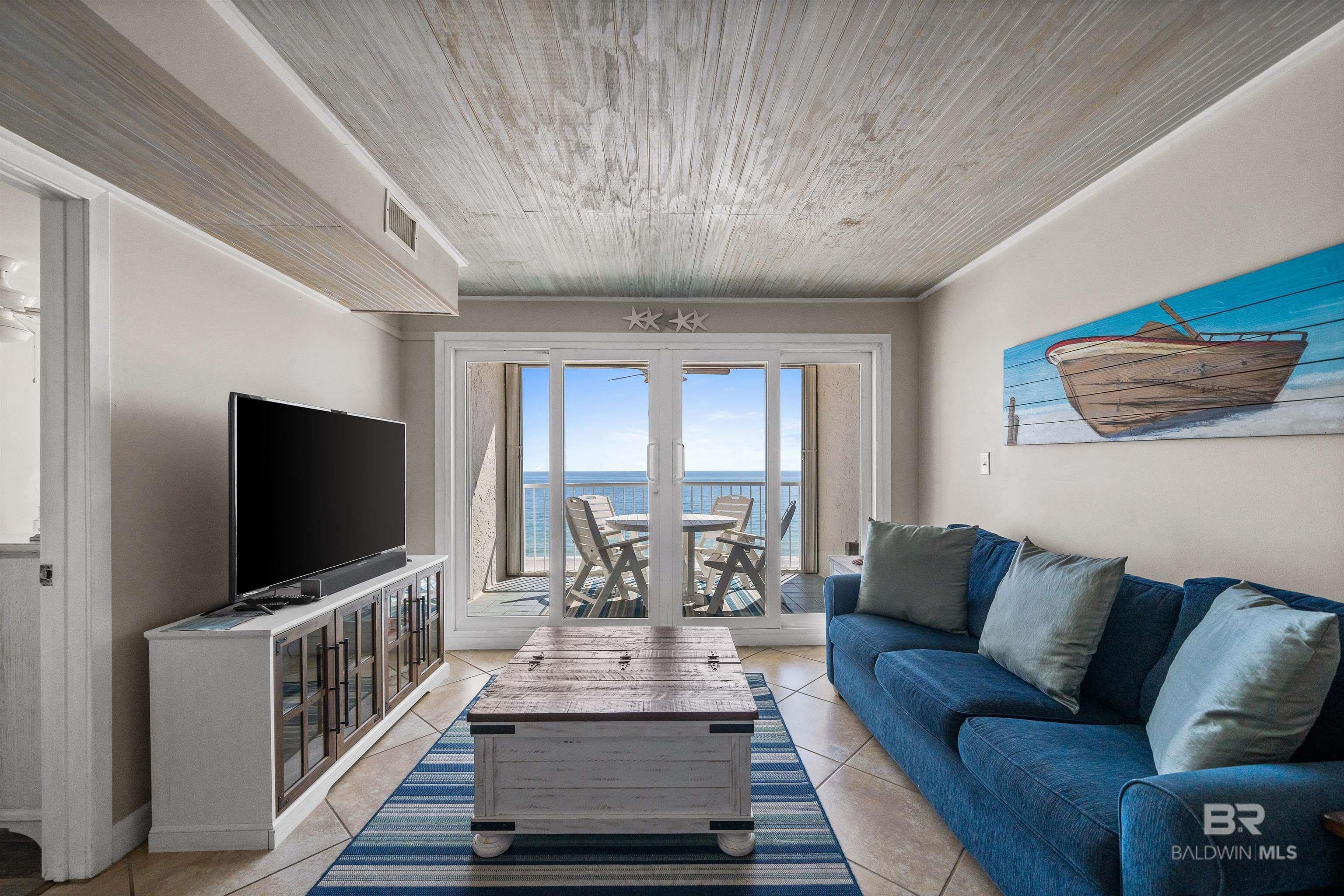 Image 4: Living Room