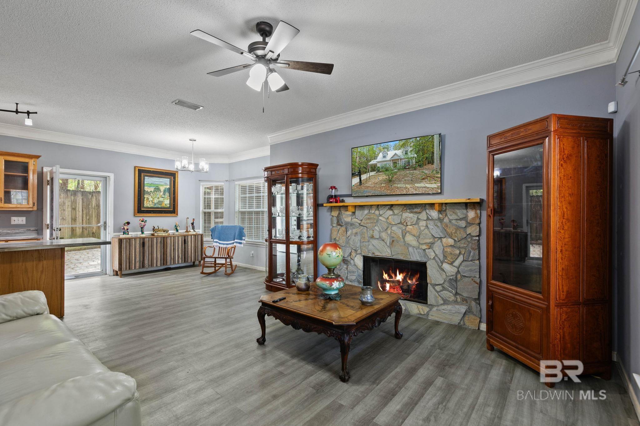 Image 4: Living Room