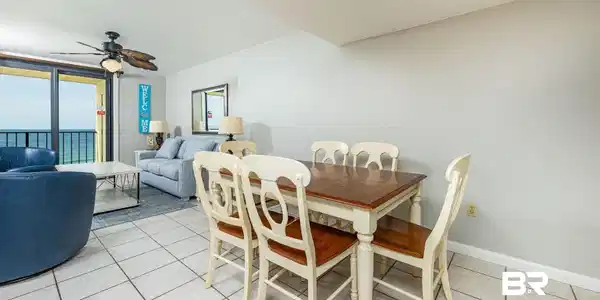Image 4: Dining area