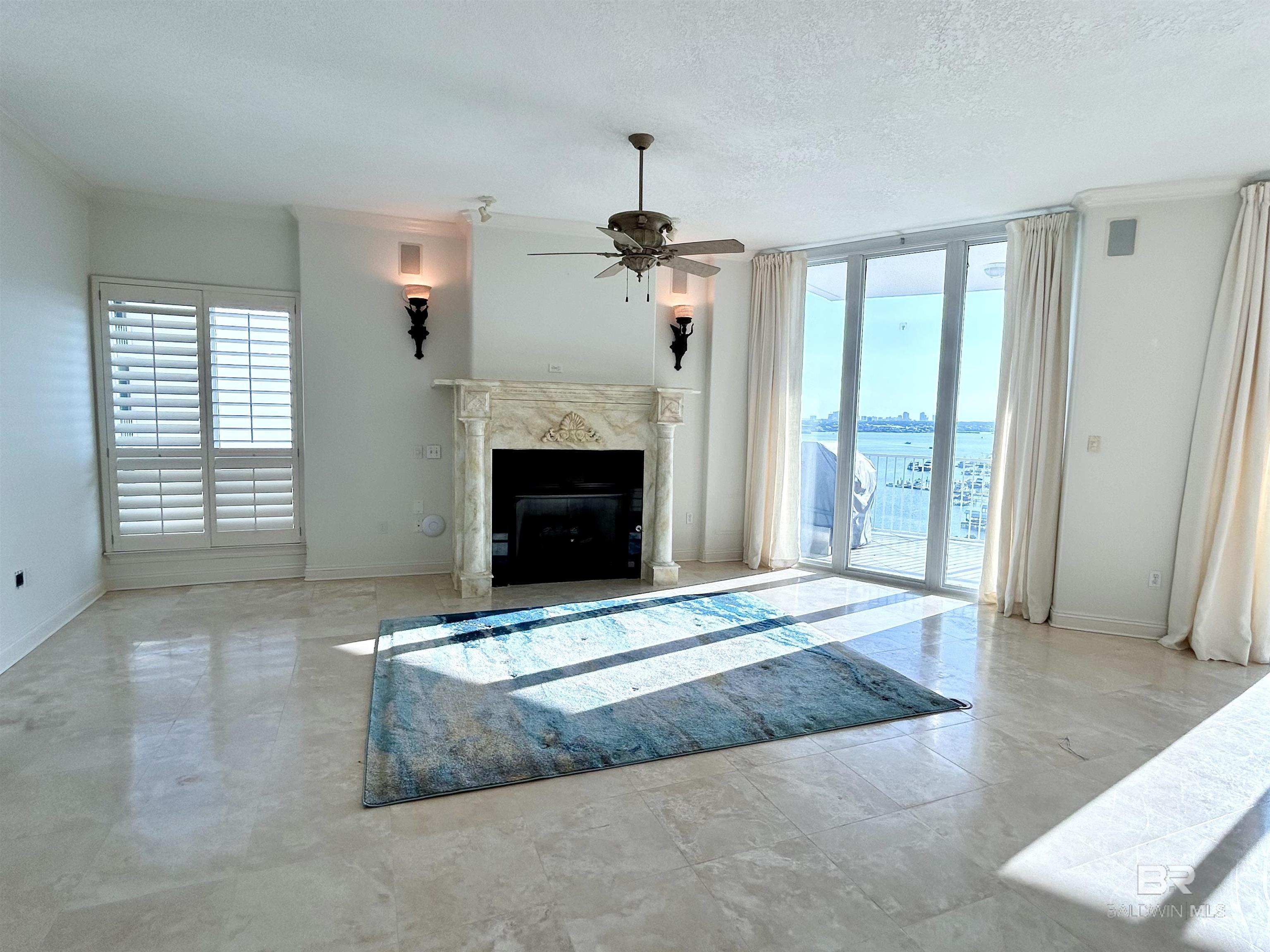 Image 4: Living Room