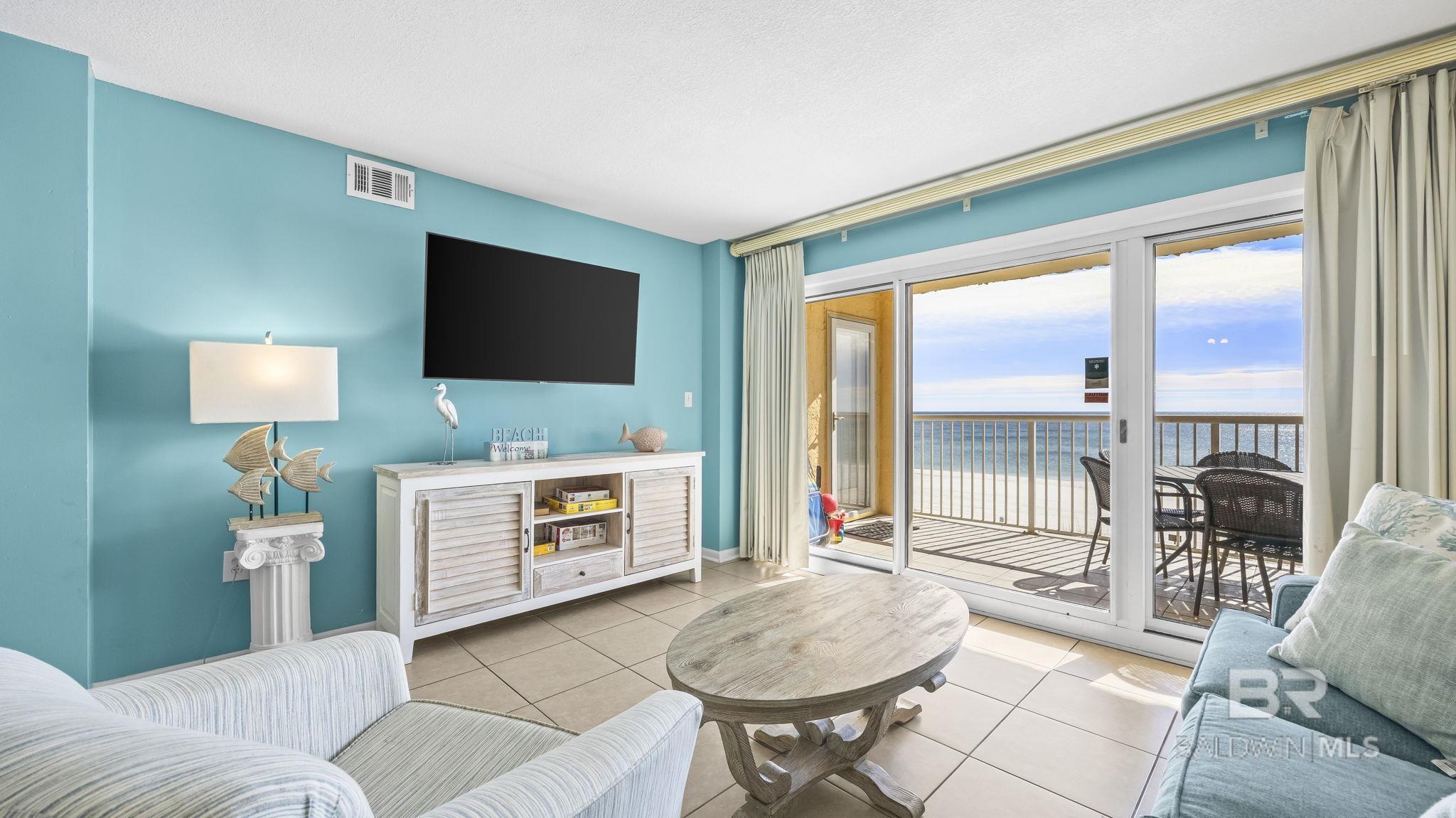 Image 4: Living Room