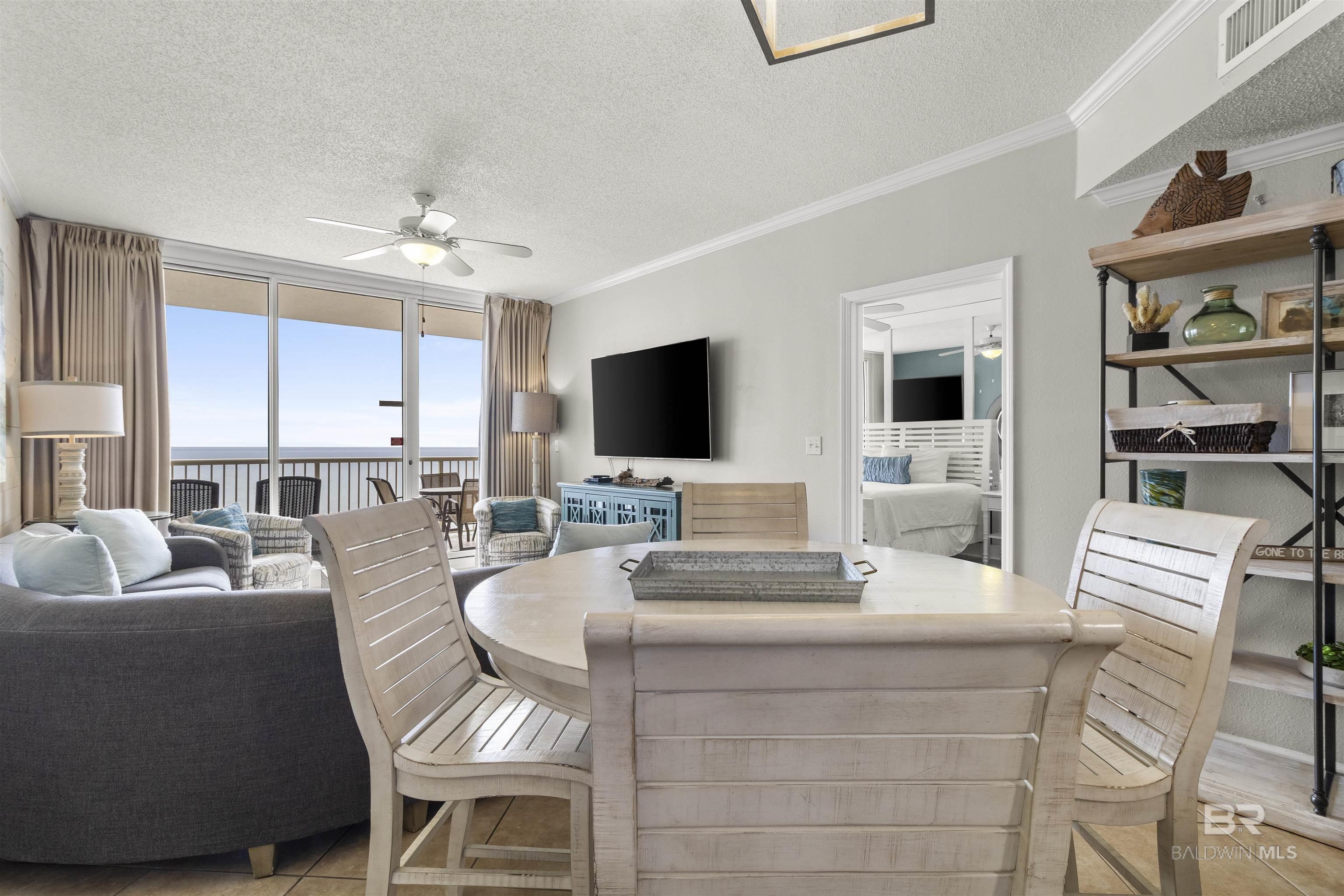 Image 4: Living Room