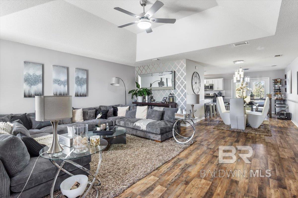 Image 4: Living Room