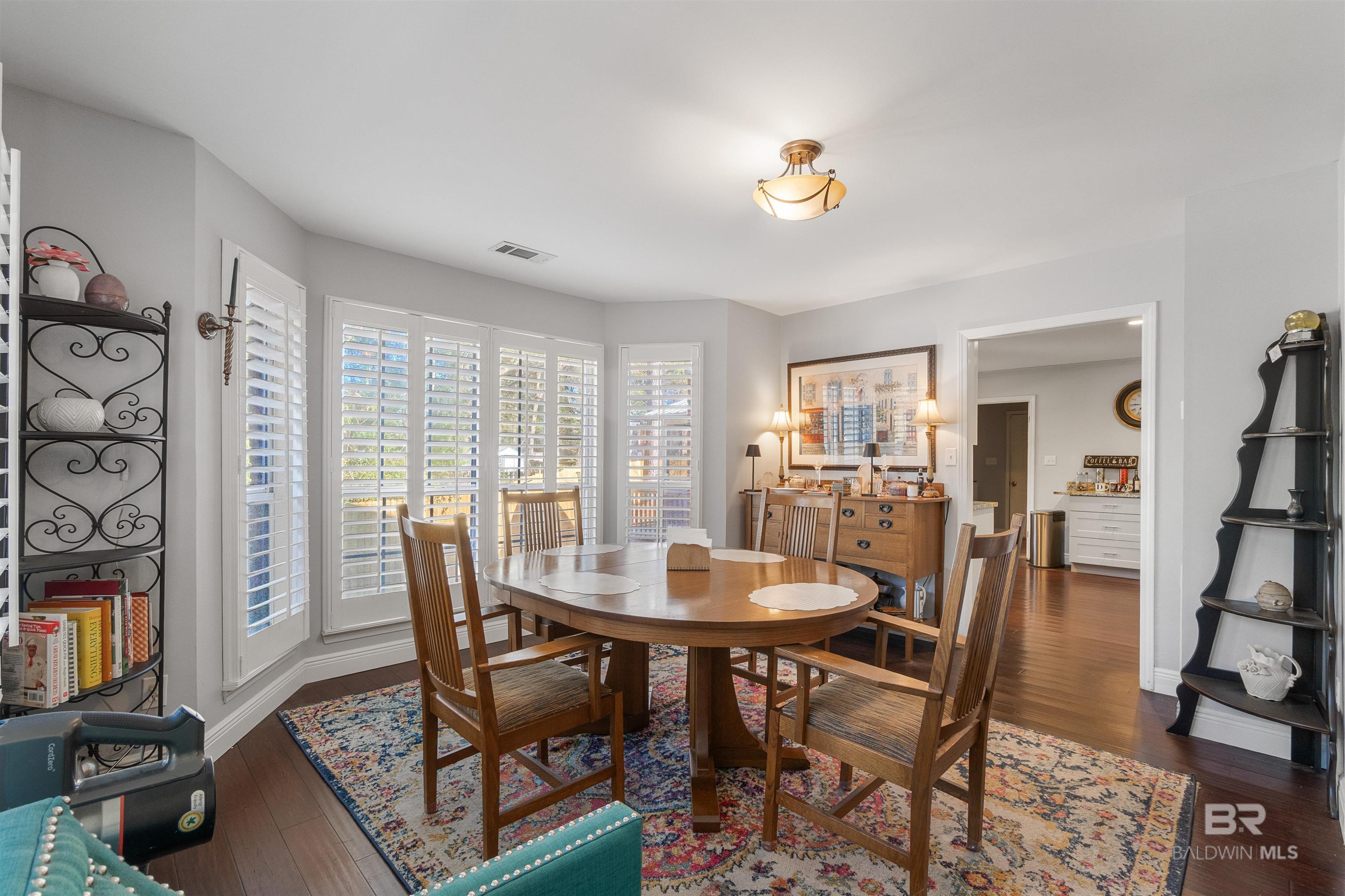 Image 4: Dining Area