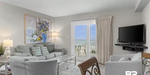 Image 4: View of living area