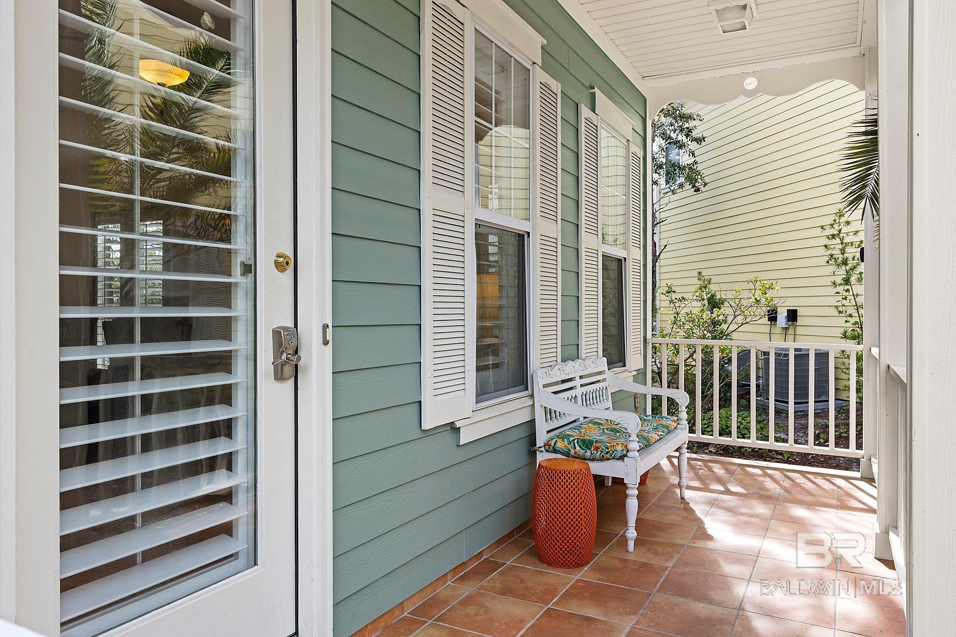 Image 4: Covered front entrance