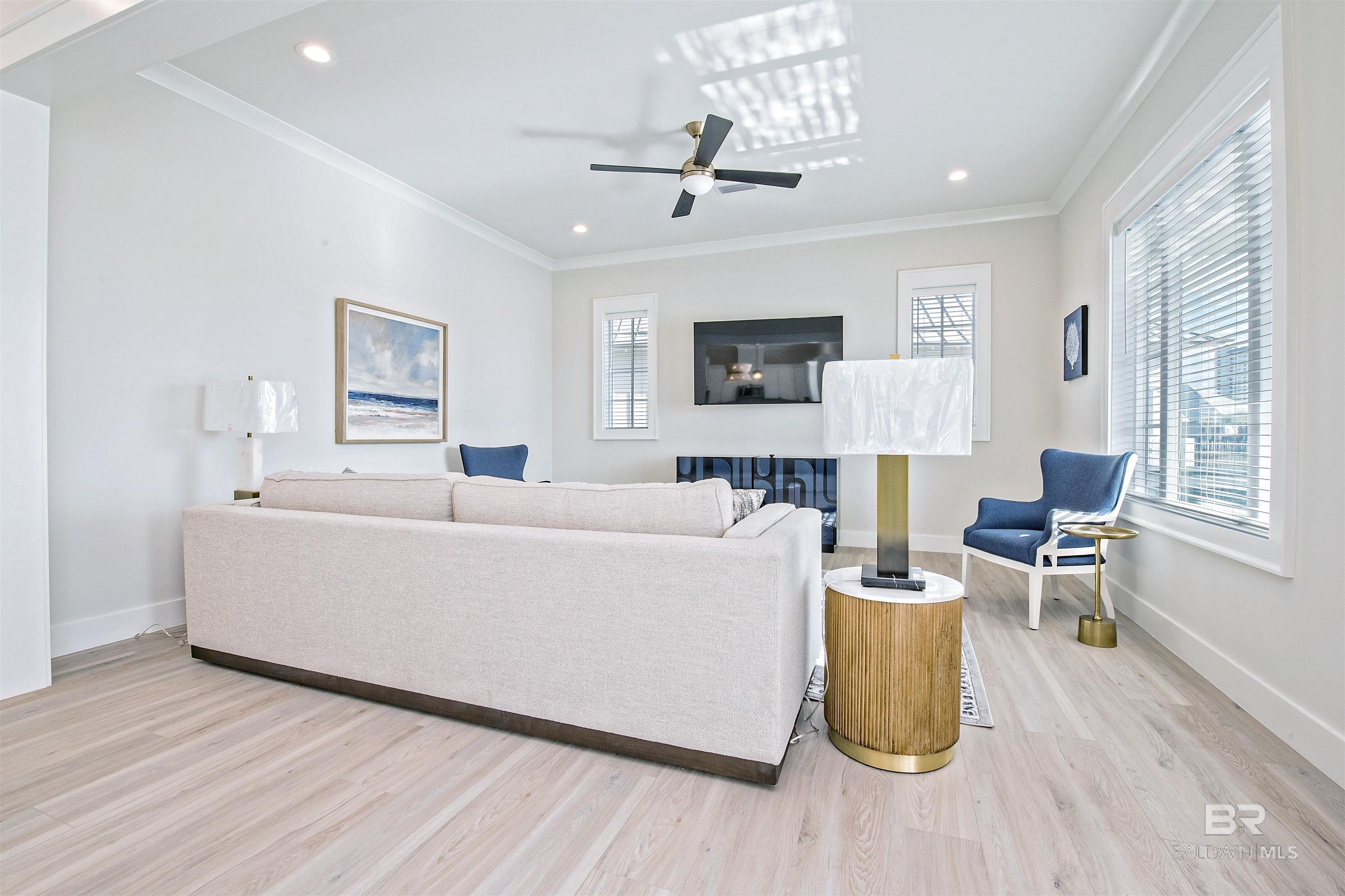 Image 3: Living Room