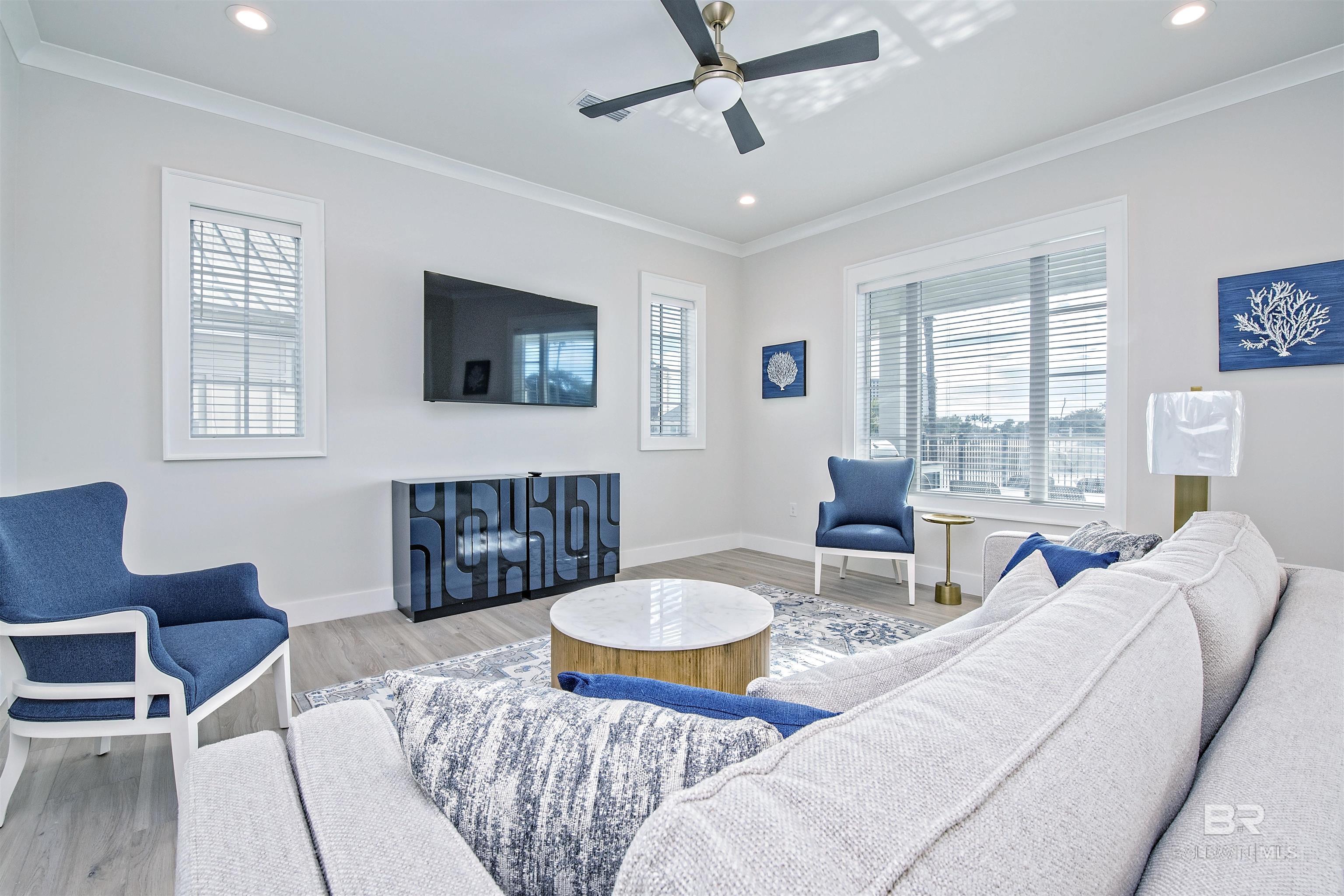 Image 4: Living Room