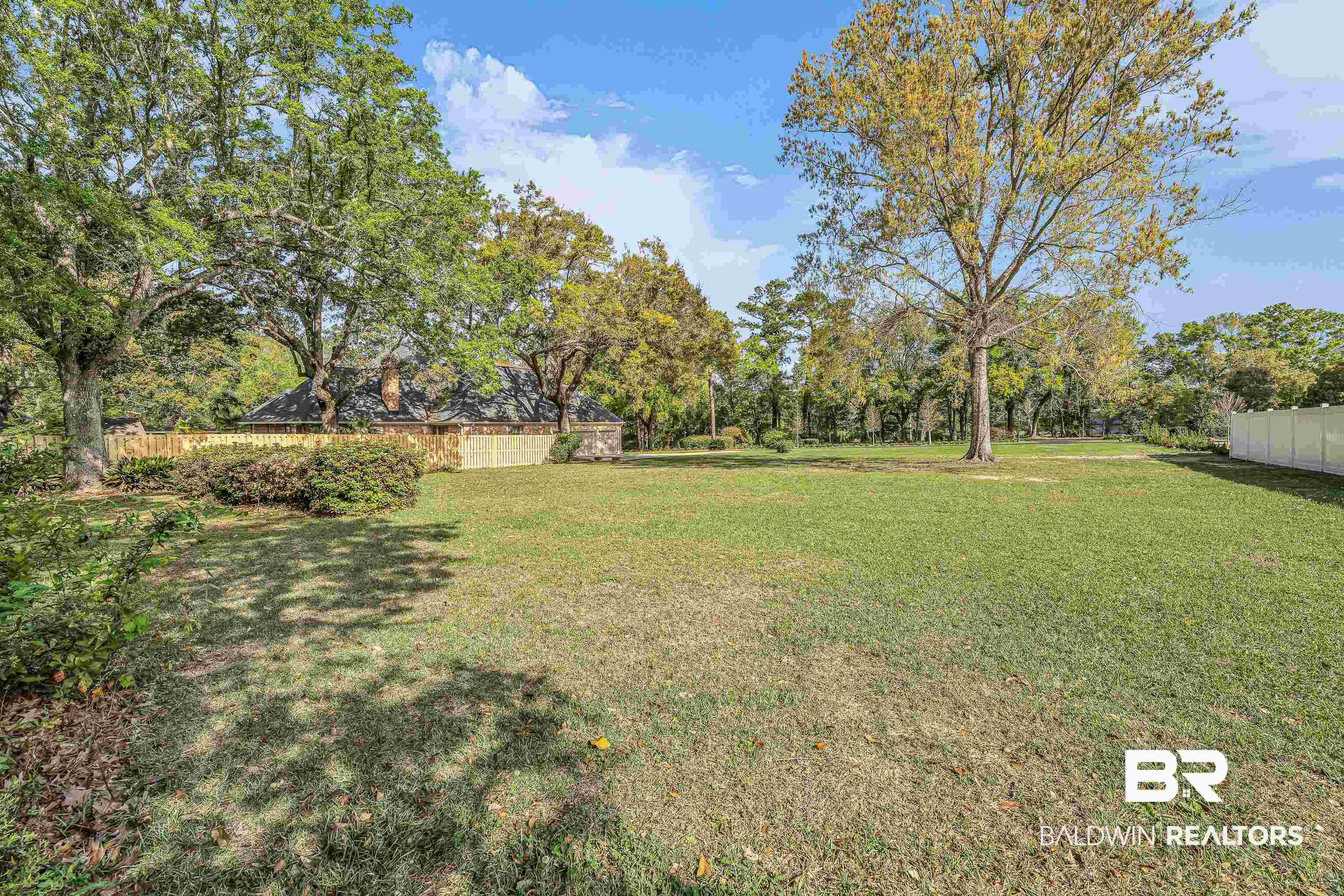 Image 3: Fenced on both side property lines