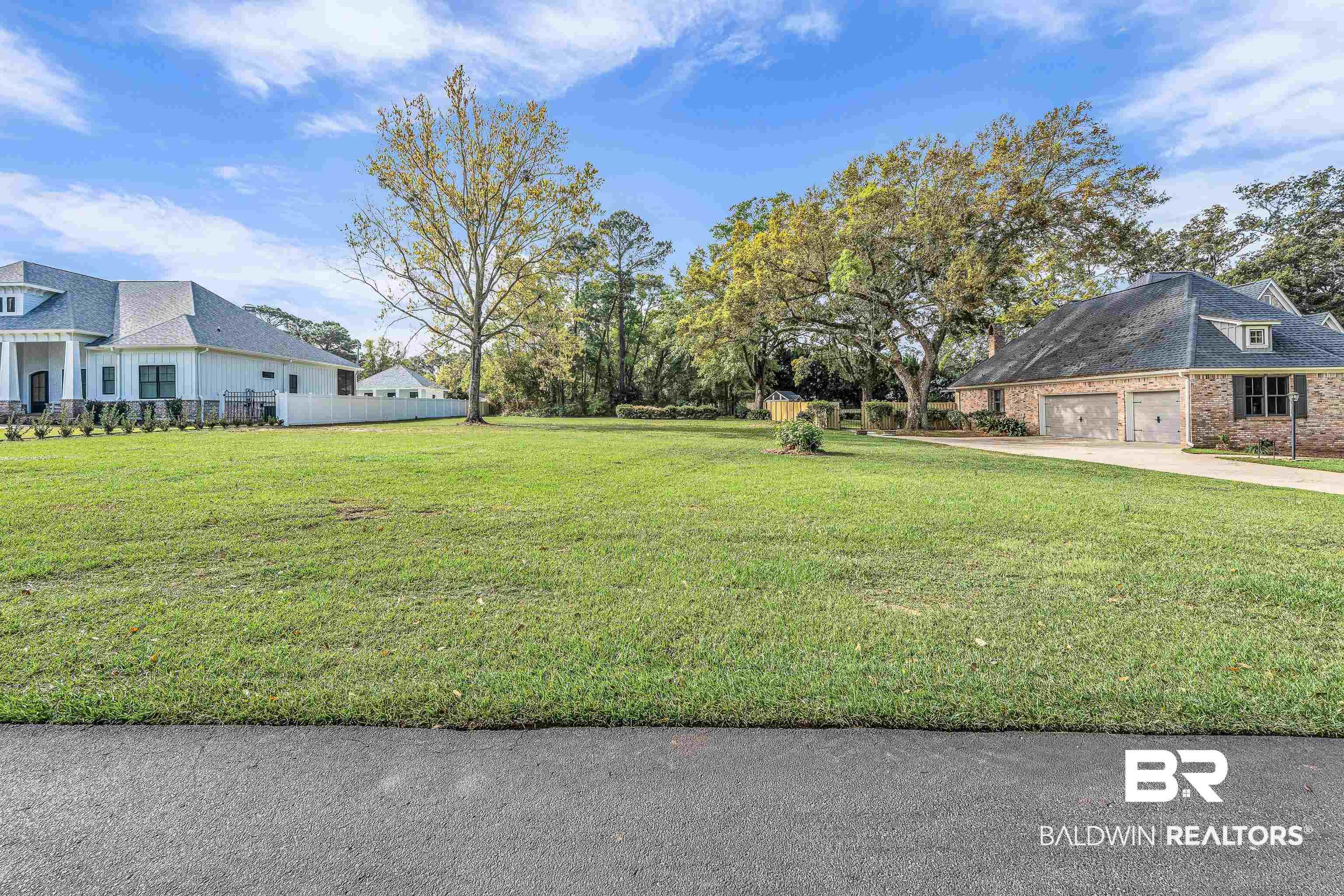 Image 4: Looking between 2 homes
