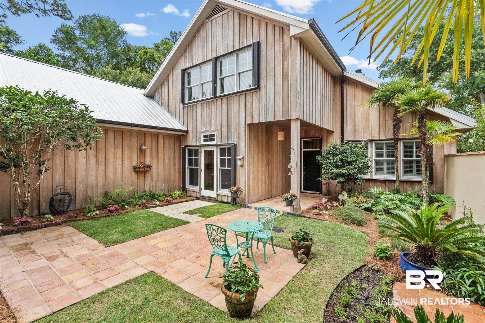 Image 4: Garden Entry featuring enclosed garden area.