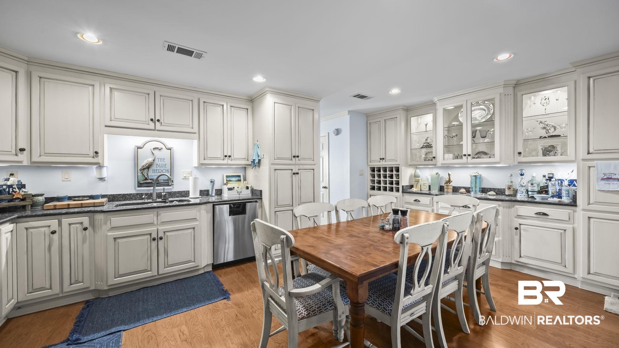 Image 4: Kitchen