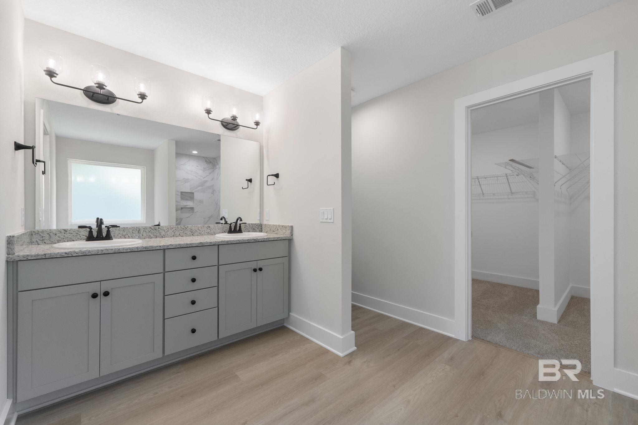 Image 3: Bathroom