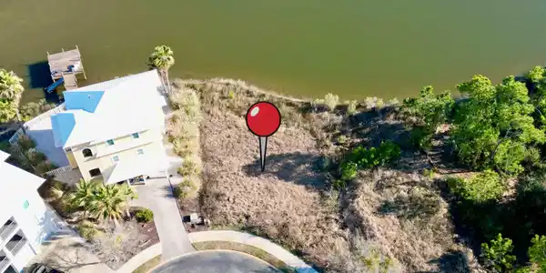 Image 4: Bird's eye view of a large body of water