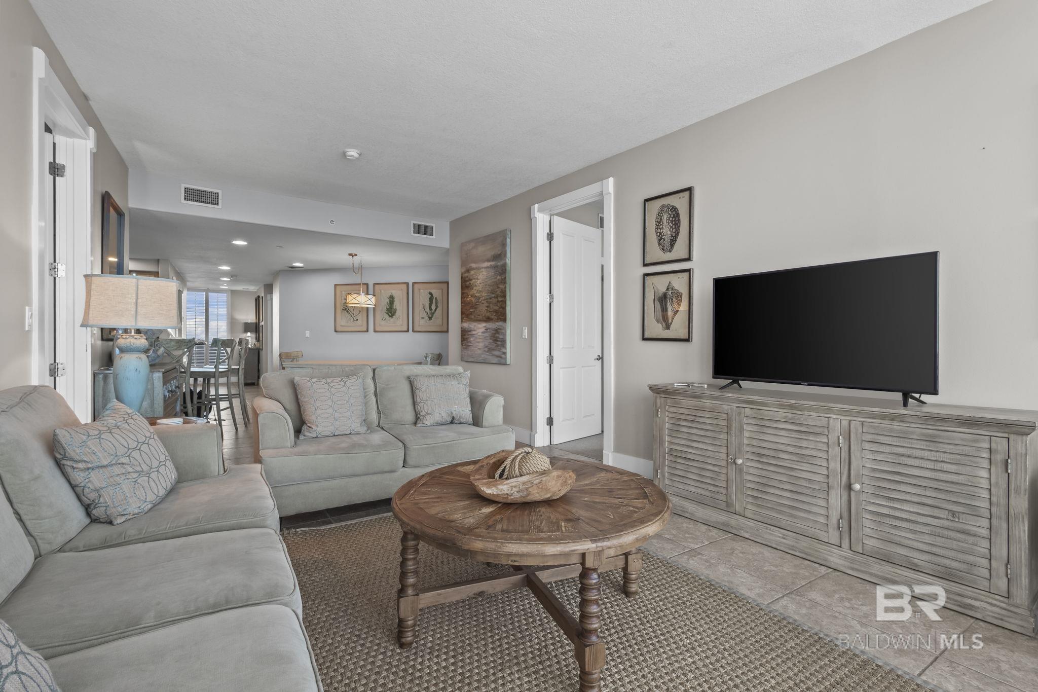 Image 4: Living Room