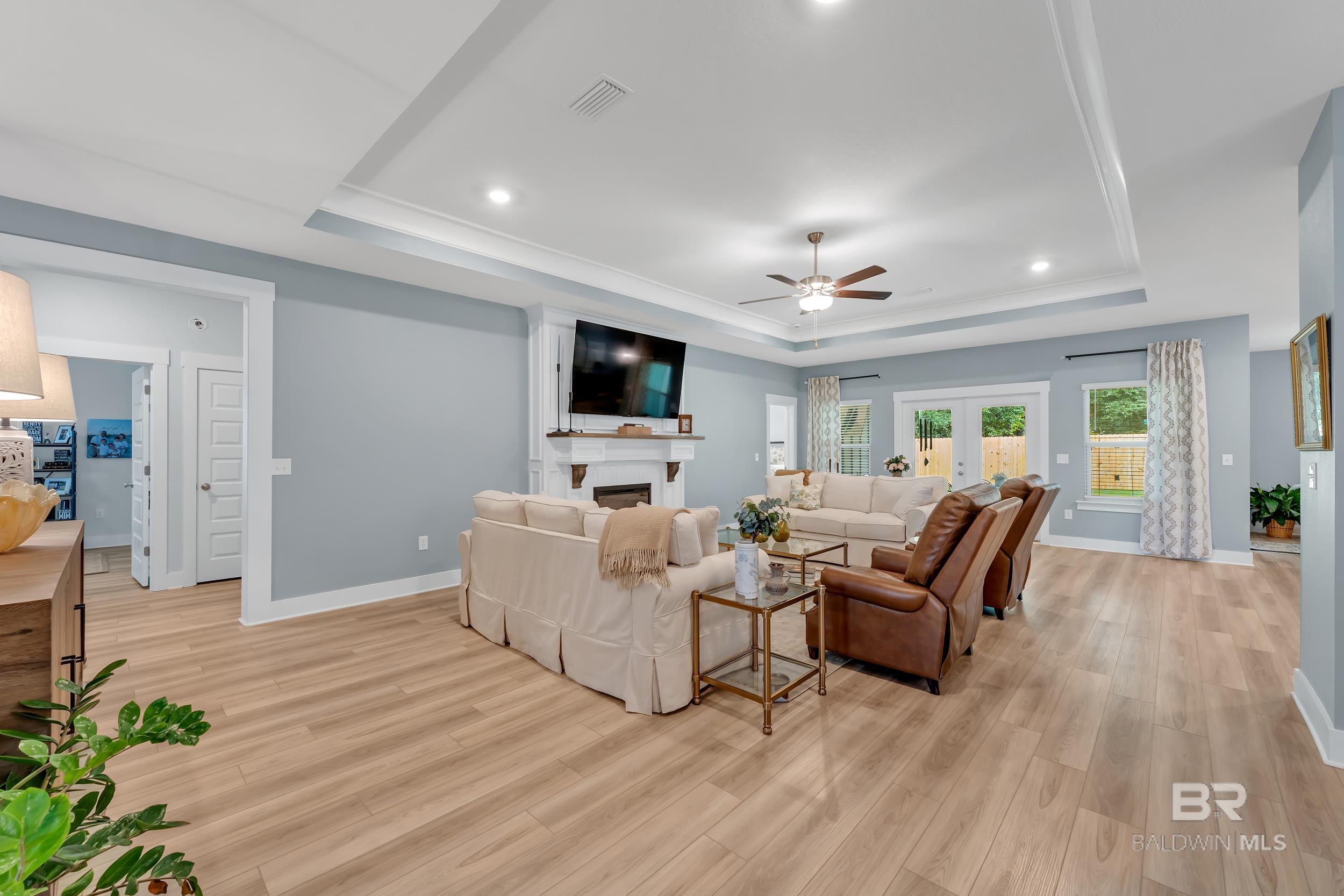 Image 4: Living Room