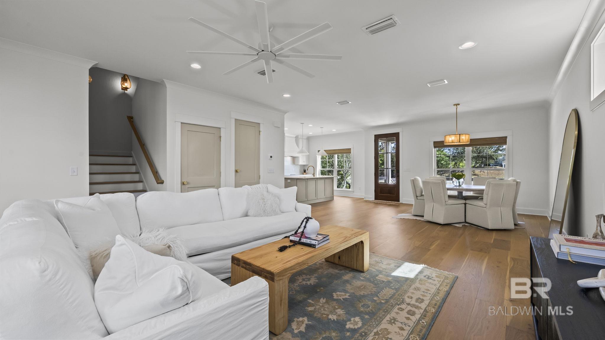 Image 4: Living Room