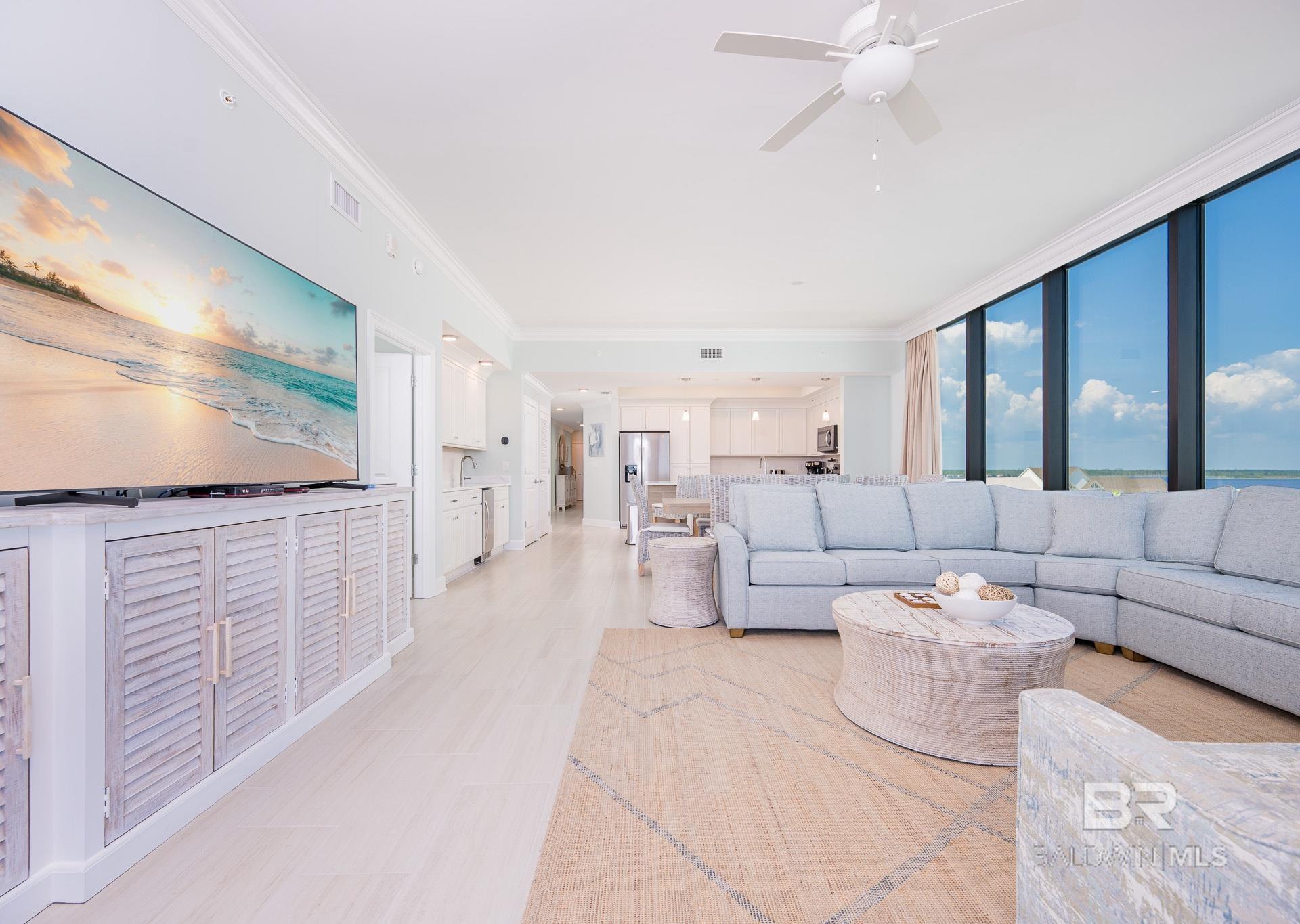Image 4: Living Room
