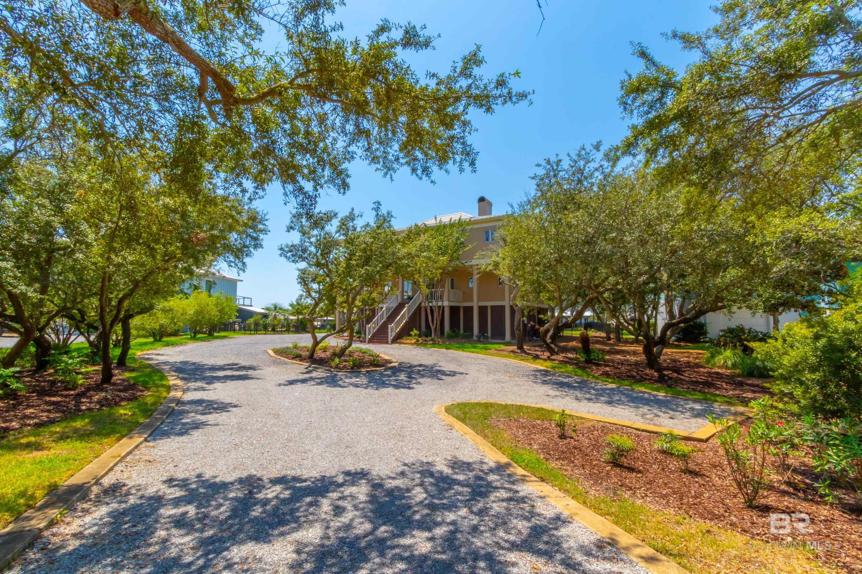 Image 4: Long curved driveway and extra parking
