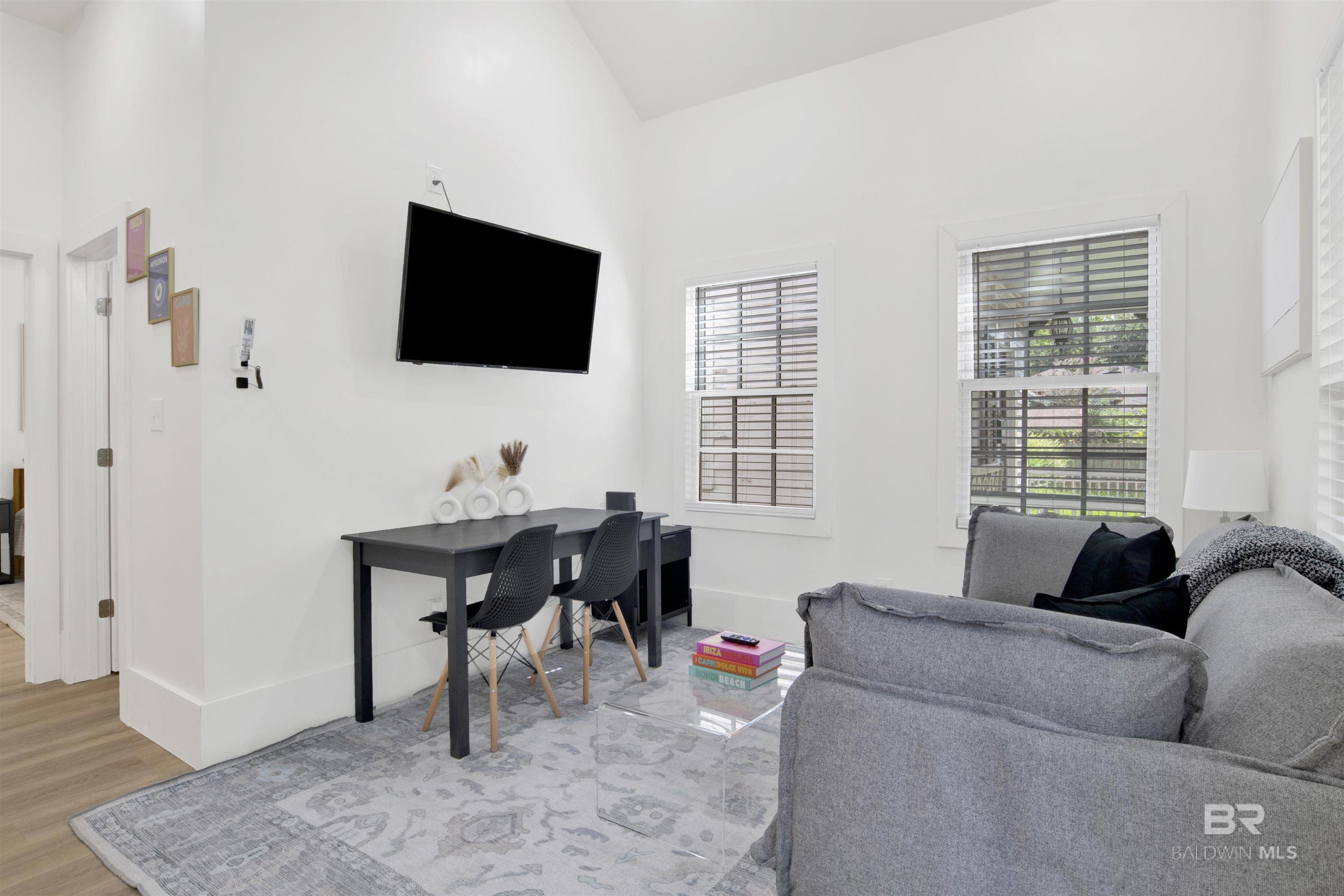 Image 4: Living Room