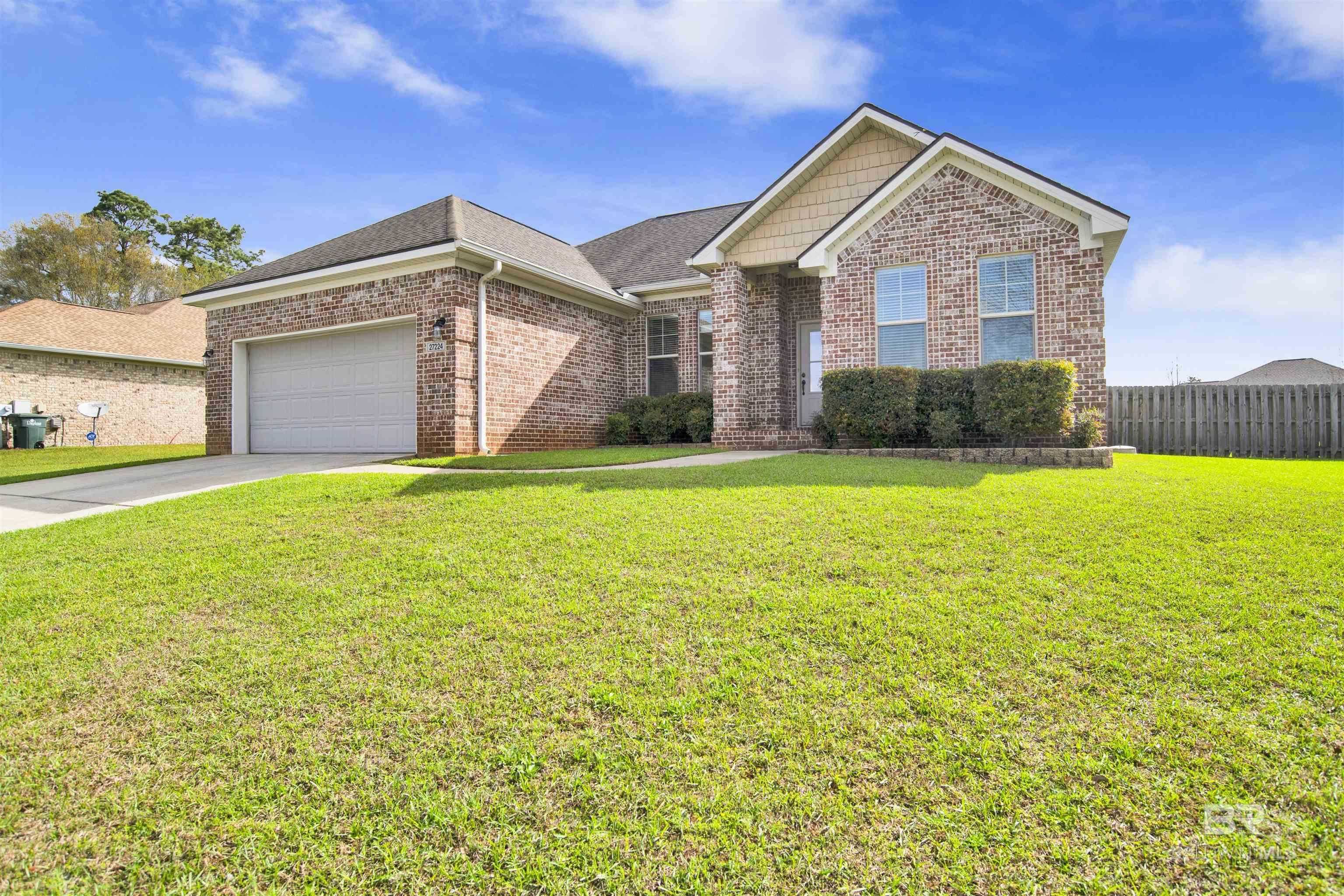 Image 3: Large Front Yard