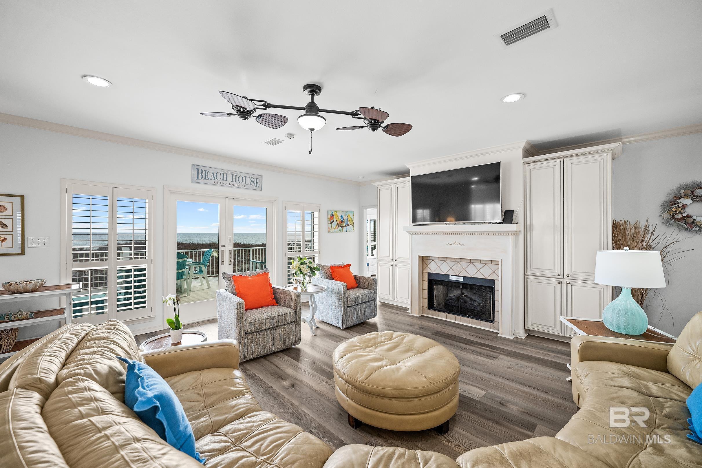 Image 4: Living Room