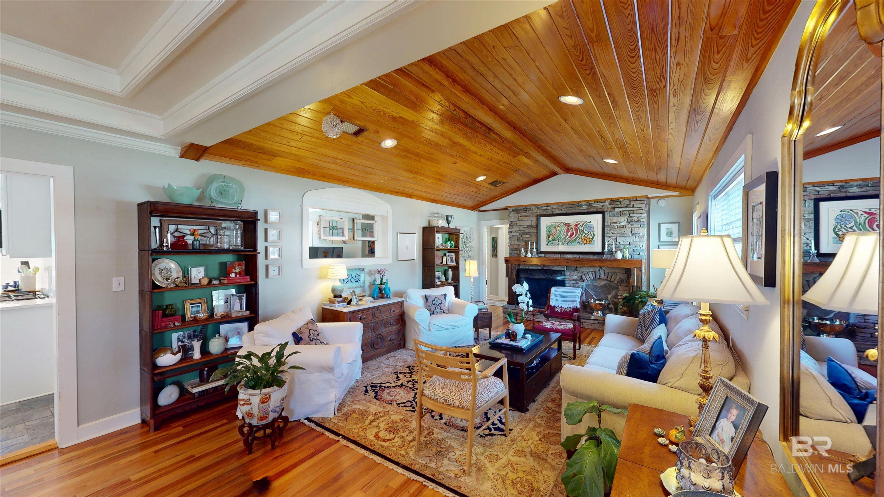 Image 4: Living Room