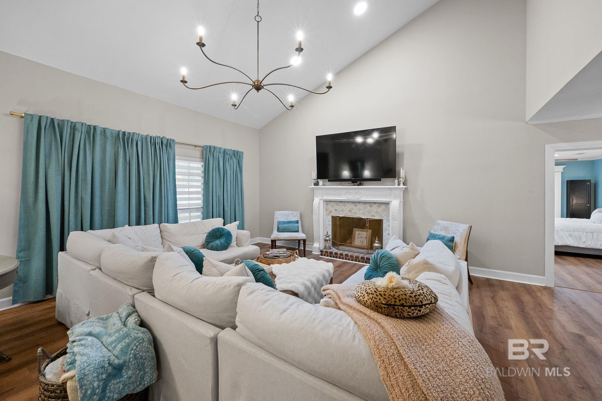 Image 4: Living Room