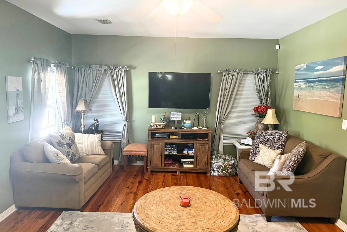 Image 4: Living Room